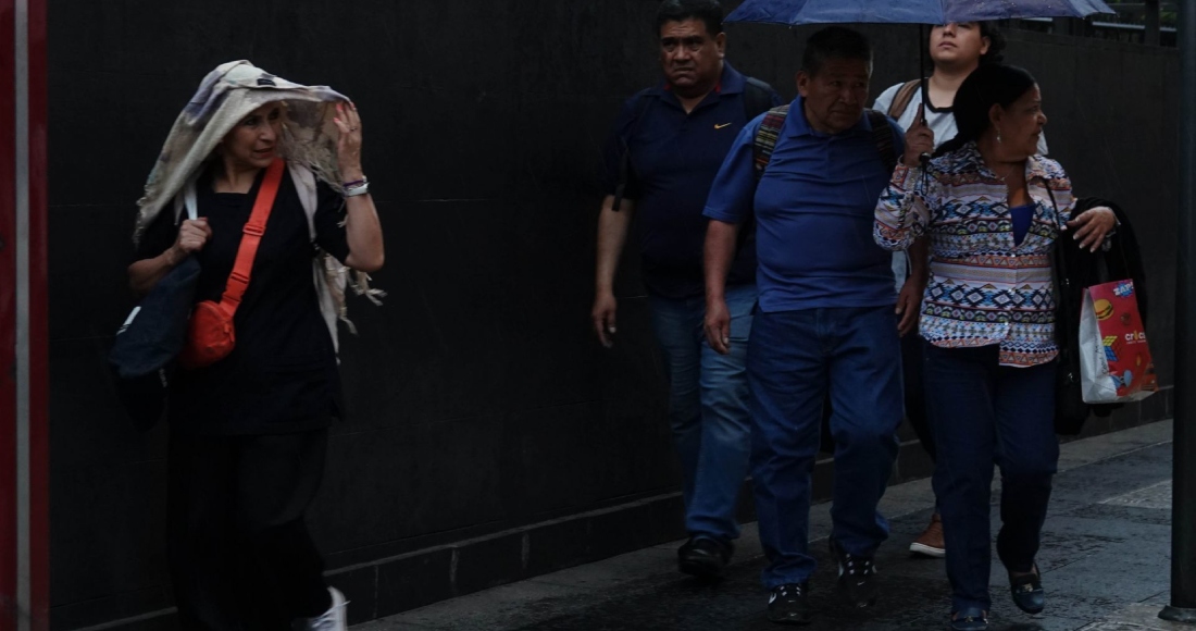  Tras intensos días de altas temperaturas dónde la capital del país superó los records de días más calurosos, un ligero chubasco de lluvia sorprendió a los transeúntes del Centro Histórico, el 19 de junio de 2024. 