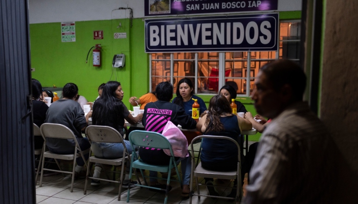 Mujeres migrantes, en su mayoría ciudadanas mexicanas deportadas de Estados Unidos poco antes, cenan en el refugio de migrantes San Juan Bosco en Nogales, México, el martes 25 de junio de 2024. Muchos migrantes que no logran pasar el filtro son deportados a Nogales, una amplia ciudad en el lado mexicano del estado de Sonora, y terminan en el San Juan Bosco, donde un enorme ventilador en una antigua capilla ofrece alivio del sofocante calor estival.