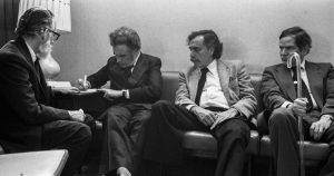 La imagen data de agosto de 1980, en donde el periodista Julio Scherer está acompañado por Enrique Maza. Foto: Pedro Valtierra, Archivo, Cuartoscuro.