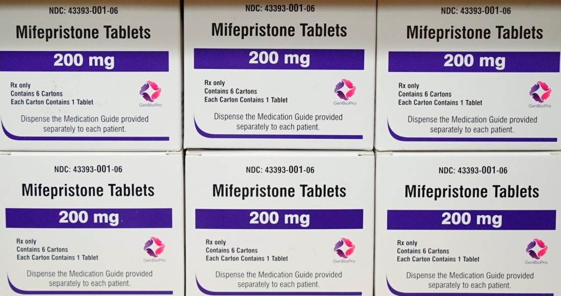 Cajas del medicamento mifepristona, en los anaqueles del West Alabama Women's Center, en Tuscaloosa, Alabama, el 16 de marzo de 2022.