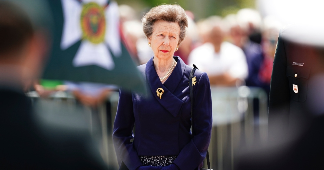 La princesa británica Ana asiste a una ceremonia por el 80 aniversario del Día D en la Place des Canadiens en Bretteville-l'Orgueilleuse, Normandía, Francia, el miércoles 5 de junio de 2024. La hermana del rey Carlos, de 73 años, fue hospitalizada como medida de precaución y se espera que se recupere por completo.