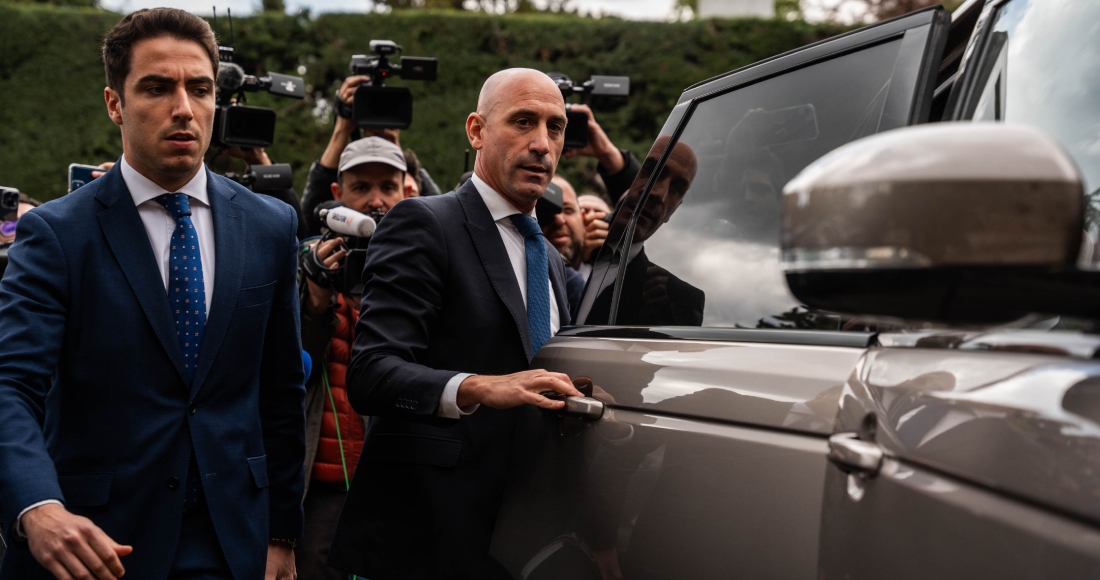 El expresidente de la RFEF Luis Rubiales sube a un vehículo tras declarar en calidad de imputado en el Juzgado de Primera Instancia e Instrucción Número 4 de Majadahonda, a 29 de abril de 2024, en Majadahonda, Madrid, España.
