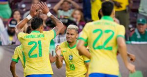 El brasileño Andreas Pereira celebra su gol en la primera mitad con sus compañeros en el duelo amistoso ante México el sábado 8 de junio del 2024. (AP Foto/Julio Cortez)
