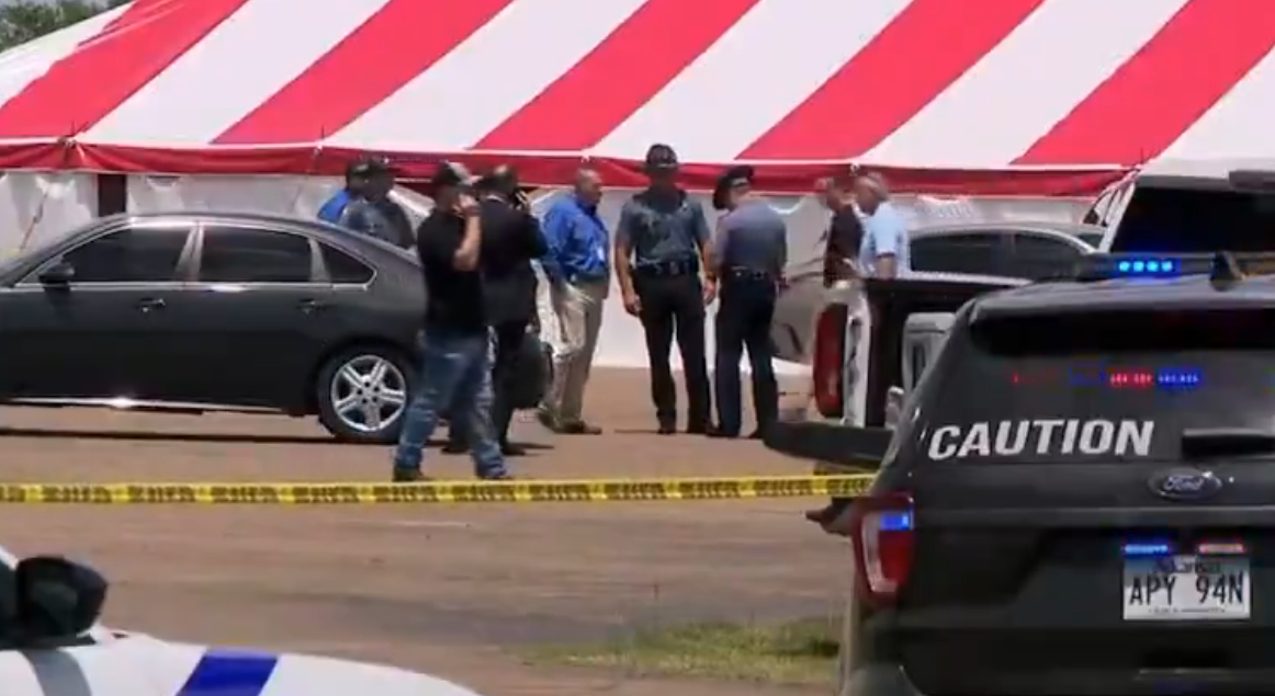 Las imágenes de los reporteros de televisión mostraban a varias agencias locales y estatales acudiendo al lugar y al menos un helicóptero médico aterrizando en las inmediaciones.