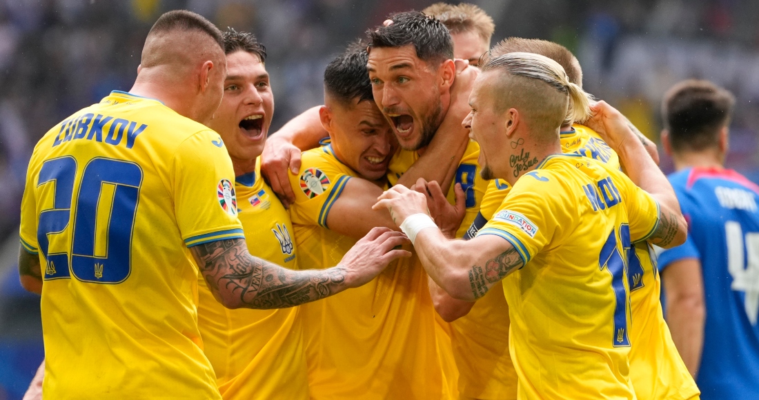 El ucraniano Roman Yaremchuk celebra con sus compañeros tras anotar el segundo gol en el encuentro ante Eslovaquia en el Grupo E de la Euro 2024 el viernes 21 de junio del 2024.