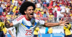 Eduard Bello celebra tras anotar el segundo gol de Venezuela ante Ecuador en el partido contra Venezuela por el Grupo B de la Copa América, el sábado 22 de junio de 2024, en Santa Clara, California. (AP Foto/Godofredo A. Vásquez)