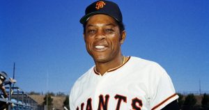 Willie Mays, de los Gigantes de Nueva York, posa para una foto durante la pretemporada de 1972 Foto: AP.