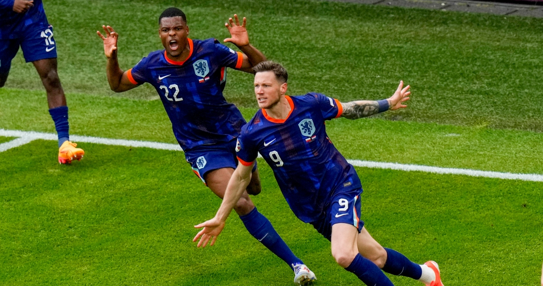 Wout Weghorst (derecha) festeja el gol de Holanda para la victoria 2-1 ante Polonia en el Grupo D de la Eurocopa, el domingo 16 de junio de 2024, en Hamburgo.