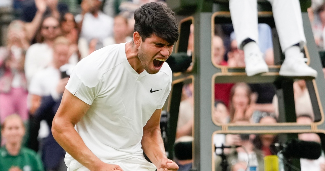 El español Carlos Alcaraz reacciona al vencer al francés Ugo Humbert para alcanzar los cuartos de final de Wimbledon el domingo 7 de julio del 2024. 