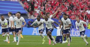 Los jugadores ingleses celebran después de que Trnet Alexander-Arnold anotó el penal de la victoria. Foto: Martin Meissner, AP. 