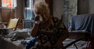 Margarita Salazar, de 82 años, se limpia el sudor en su hogar en Veracruz, México, el 16 de junio de 2024.