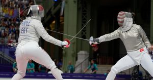 La egipcia Nada Hafez (izquierda) y la estadounidense Elizabeth Tartakovsky compiten en el sable femenino de la esgrima de los Juegos Olímpicos de París, el lunes 29 de julio de 2024. Foto: Andrew Medichini, AP