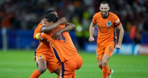 El holandés Virgil van Dijk celebra con sus compañeros tras el encuentro de cuartos de final de la Eurocopa ante Turquía el sábado 6 de julio del 2024. (AP Foto/Ariel Schalit)