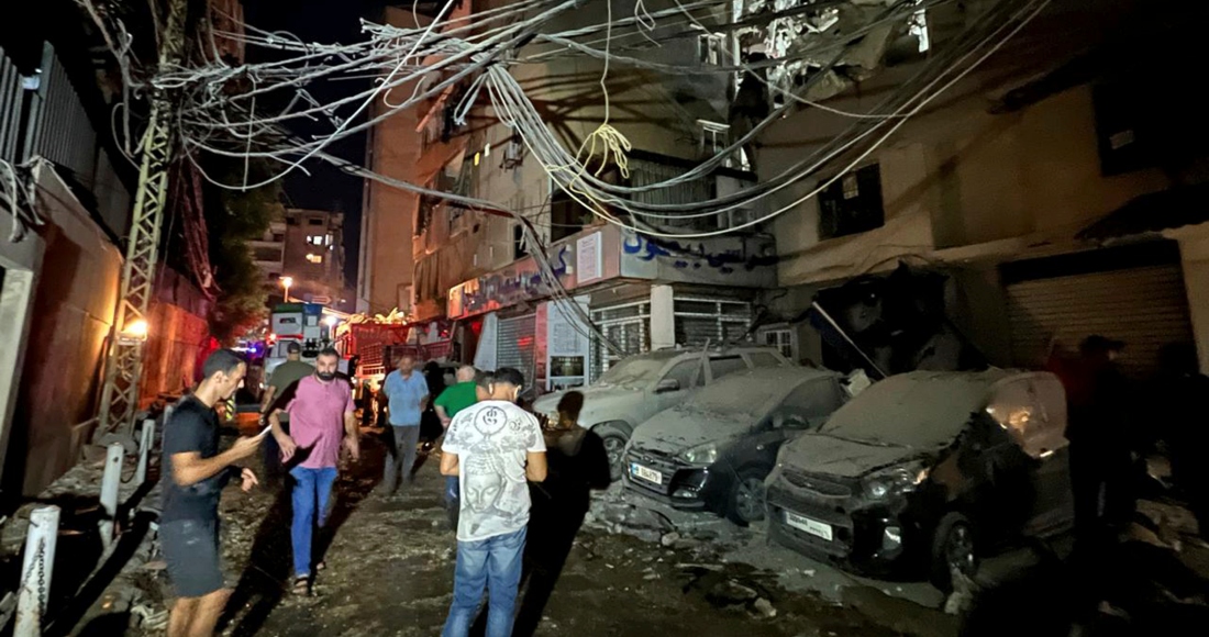 La gente se reúne cerca de un edificio destruido por un ataque aéreo israelí en el sur de Beirut, Líbano, el martes 30 de julio de 2024.