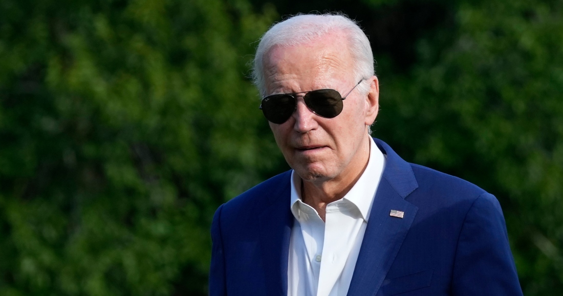 El Presidente Joe Biden camina por el jardín sur de la Casa Blanca en Washington, el domingo 7 de julio de 2024, después de regresar de un viaje a Pensilvania.