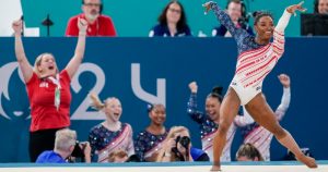 La estadounidense Simone Biles concluye su rutina de piso en los Juegos Olímpicos de París, el martes 30 de julio de 2024.