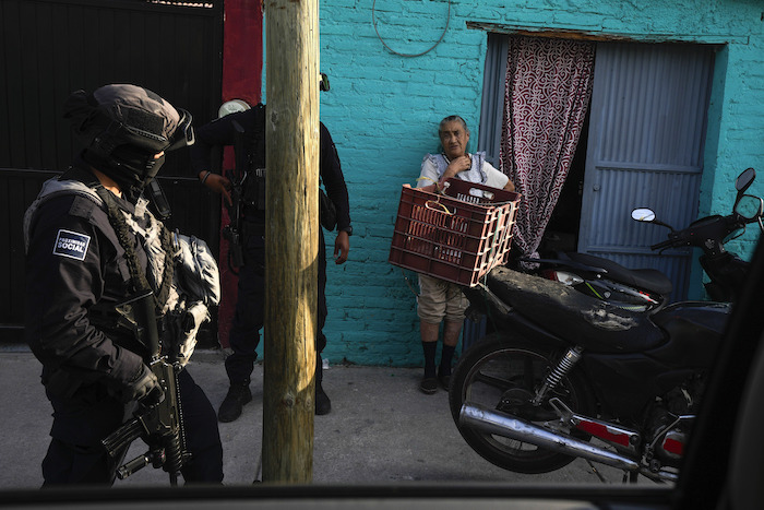 La Policía Municipal conversa con una residente mientras patrulla su vecindario en Celaya, México, el miércoles 28 de febrero de 2024.