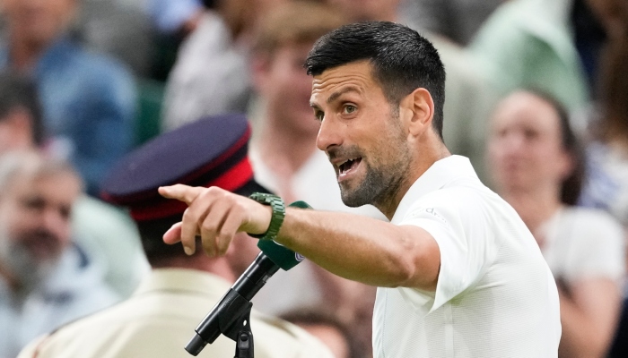 El serbio Novak Djokovic hace un gesto a la multitud mientras es entrevistado después de derrotar al danés Holger Rune en su partido de cuarta ronda de Wimbledon en Londres, el lunes 8 de julio de 2024.