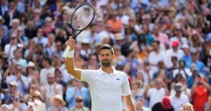 El serbio Novak Djokovic saluda tras vencer al británico Jacob Fearnley en la segunda ronda de Wimbledon el jueves 4 de julio del 2024.