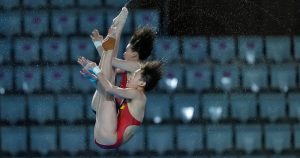 Las chinas Chen Yuxi y Quan Hongchan compiten en un entrenamiento de los clavados de los Juegos Olímpicos de París, el jueves 25 de julio de 2024, en Saint-Denis, Francia. Foto: Lee Jin-man, AP.