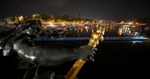 Los empleados remueven la embarcación para las competencias de triatlón de los Juegos Olímpicos de París luego que la prueba fue aplazada debido a la condición del agua en el río Sena, el martes 30 de julio de 2024. Foto: Vadim Ghirda, AP.