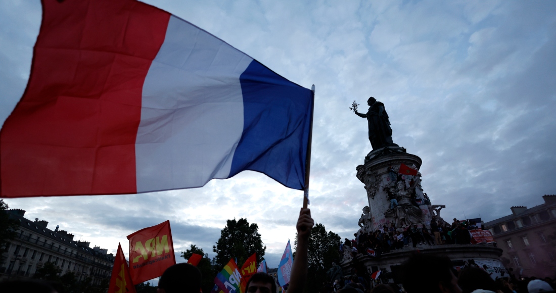 Personas se congregan en la Plaza de la República para festejar los resultados preliminares de la segunda vuelta de las elecciones legislativas, en París, Francia, el domingo 7 de julio de 2024.