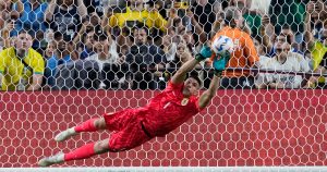 El arquero uruguayo Sergio Rochet tapa el penal ejecutado por el brasileño Eder Militao en los cuartos de final de la Copa América, el sábado 6 de julio de 2024. (AP Foto/Godofredo A. Vásquez)