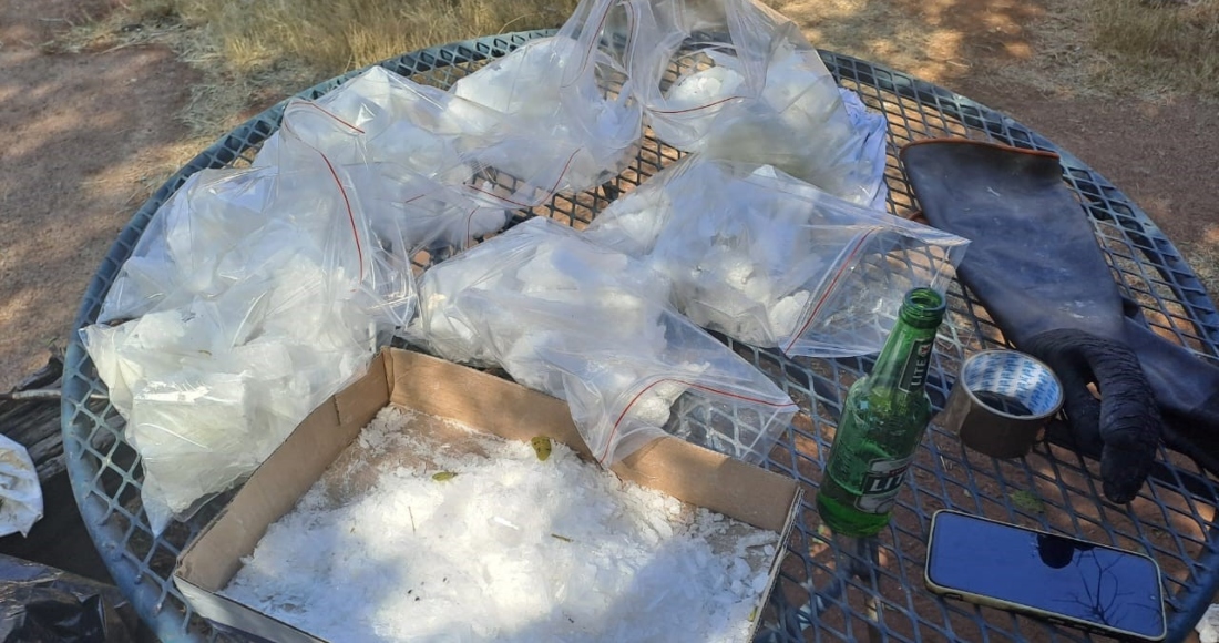 La policía sudafricana detalló que los Hawks de Limpopo recibieron información sobre actividades sospechosas que estaban ocurriendo en la granja, por lo que elementos se pusieron en marcha con un equipo multidisciplinario y arribó al sitio.