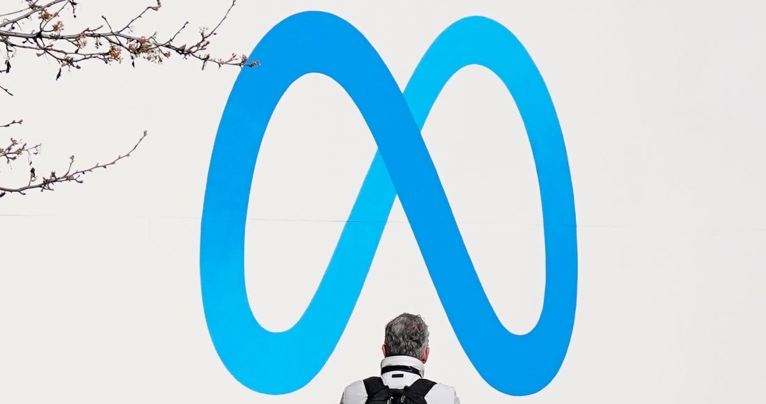 Una persona frente a un letrero de Meta afuera de la sede de la compañía en Menlo Park, California, el 7 de marzo de 2023.