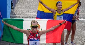 La mexicana Alegna González, izquierda, y Sandra Arenas, de Colombia, derecha, celebran después de cruzar la meta al final de los 20 kilómetros en la marcha atlética para mujeres de los Juegos Olímpicos el jueves 1 de agosto de 2024, en París, Francia. (AP Foto/Dar Yasin)
