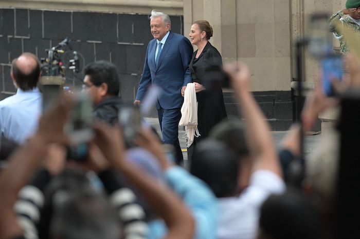 Andrés Manuel López Obrador, Presidente de México, acompaña a su esposa, la investigadora, Beatriz Gutiérrez Müller, a la presentación de su libro, titulado <i>Feminismo silencioso</i>.