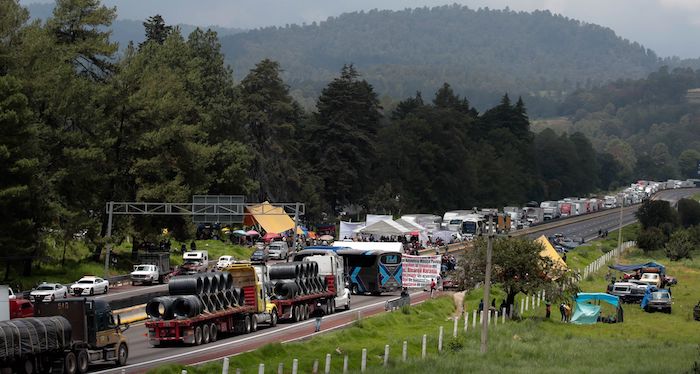 Turistas y habitantes optaron por caminar debido al bloqueo que pobladores de Santa Rita Tlahuapan mantuvieron en la autopista México-Puebla ante la supuesta falta de pago por parte de la Secretaría de Comunicaciones y Transportes (SCT) de los predios expropiados durante la construcción de dicha vialidad.