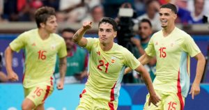 El delantero Sergio Camello de España, en el centro, celebra tras convertir en el tiempo extra contra Francia en la final del fútbol en los Juegos Olímpicos, en el estadio Parque de los Príncipes, el viernes 9 de agosto de 2024, en París, Francia. (AP Foto/Francisco Seco)