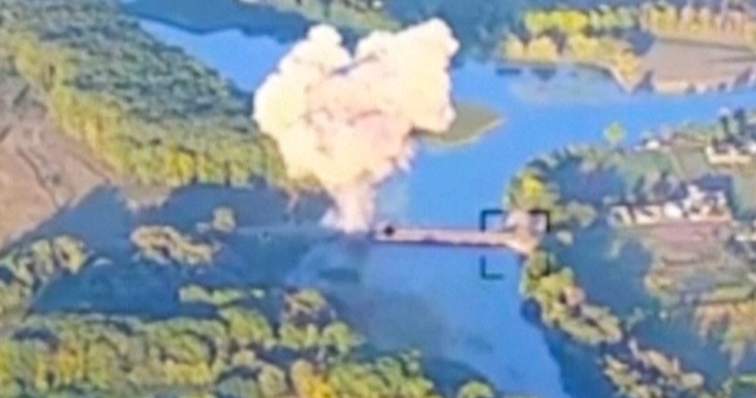En esta imagen publicada por las Fuerzas Armadas ucranianas el domingo 18 de agosto de 2024, el humo se alza por lo que se describió como la destrucción de un puente crucial en la región rusa de Kursk. Ucrania ha destruido un puente en la región rusa de Kursk y golpeado otro cercano menos de dos semanas de iniciar una operación transfronteriza, lo que trastocó las rutas de suministro rusas.