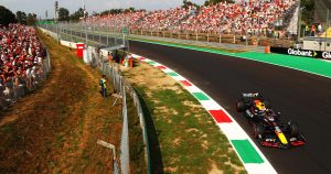 Red Bull batalla en la clasificación. Foto: X @redbullracing