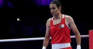 Imane Khelif, de Argelia, después de vencer a la italiana Angela Carini en su combate de peso ligero femenino de los Juegos Olímpicos, el jueves 1 de agosto de 2024, en Villepinte, Francia. (AP Foto/John Locher)

