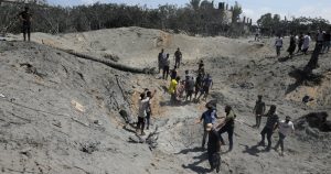 Palestinos buscan cadáveres y sobrevivientes tras un bombardeo israelí en Jan Yunis, en el sur de la Franja de Gaza, el 13 de julio de 2024.