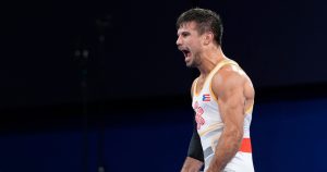 El puertorriqueño Sebastián Rivera celebra tras vencer al mongol Tumur Ochir Tulga en la categoría de 65 kilogramos de la lucha libre de los Juegos Olímpicos de París, el domingo 11 de agosto de 2024. Foto: Eugene Hoshiko, AP