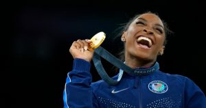 La estadounidense Simone Biles celebra su medalla de oro en las finales de viga de equilibrio de gimnasia artística de los Juegos Olímpicos, el sábado 3 de agosto de 2024, e París. Foto: Francisco Seco, AP
