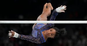 Simone Biles compite en las barras asimétricas de los Juegos Olímpicos de París, el jueves 1 de agosto de 2024. Foto: Natacha Pisarenko, AP