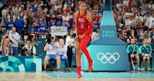 La estadounidense A'ja Wilson (9) reacciona durante la final contra Francia en el baloncesto femenino de los Juegos Olímpicos de París, el domingo 11 de agosto de 2024. Foto: Mark J. Terrill, AP