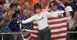 La estadounidense Jennifer Valente celebra tras ganar la medalla de oro en el ómnium de los Juegos Olímpicos, el domingo 11 de agosto de 2024. Foto: Thibault Camus, AP