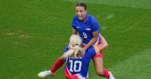La estadounidense Mallory Swanson salta sobre Lindsey Horan al celebrar su gol ante Brasil en la final del fútbol femenino de los Juegos Olímpicos de París, el sábado 10 de agosto de 2024. Foto: Vadim Ghirda, AP.