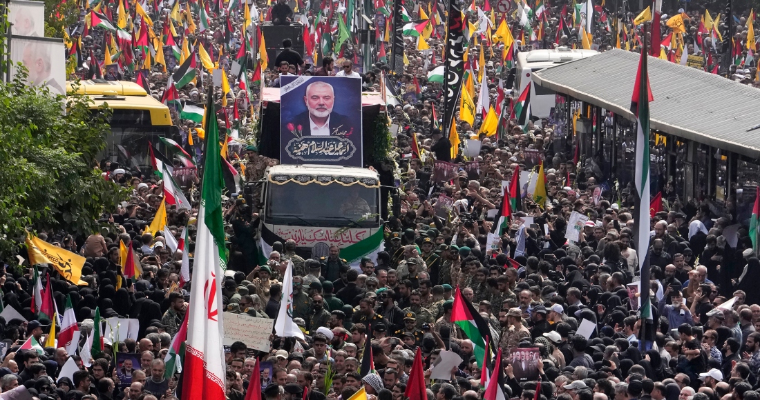 Iraníes siguen a un camión (centro) que traslada los féretros del líder de Hamás, Ismail Haniyeh, y de su guardaespaldas, que murieron el miércoles en un ataque atribuido a Israel, durante su procesión funeraria en la plaza Enqelab-e-Eslami (de la Revolución Islámica), en Teherán, Irán, el 1 de agosto de 2024.