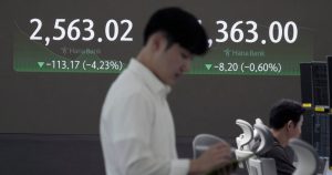 Un operador de divisas trabaja junto a una pantalla que muestra el Korea Composite Stock Price Index (KOSPI), a la izquierda, y la tasa de cambio entre el dólar estadounidense y el won surcoreano en el patio de operaciones de la sede de KEB Hana Bank en Seúl, Corea del Sur, el lunes 5 de agosto de 2024. Foto: Ahn Young-joon, AP