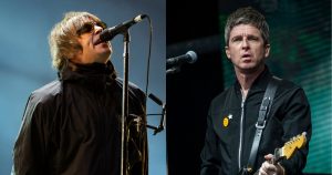 Liam Gallagher (izquierda) actúa en el festival Reading Music Festival, en Inglaterra, el 29 de agosto de 2021, y Noel Gallagher (derecha) durante un concierto en el Festival Glastonbury en Worthy Farm, Somerset, Inglaterra, el 25 de junio de 2022. Foto: AP.
