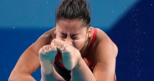 La mexicana Alejandra Estudillo compite en la prueba de trampolín de tres metros en los Juegos Olímpicos del 2024 el viernes 9 de agosto del 2024, en Saint-Denis, Francia. Foto: Lee Jin-man, AP.