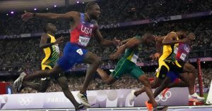 El estadounidense Noah Lyles se estira para ganar la final de los 100 metros de los Juegos Olímpicos de París, el domingo 4 de agosto de 2024, en Saint-Denis, Francia. Foto: Petr David Josek, AP.
