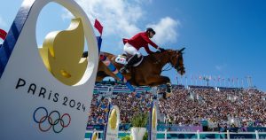 El jinete mexicano Carlos Hank Guerreiro, en los lomos de H5 Porthos Maestro Wh Z, durante la clasificación de la prueba de saltos por equipos, en los Juegos Olímpicos de París, el jueves 1 de agosto de 2024, en Versalles, Francia. Foto: Mosa'ab Elshamy, AP.