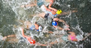 La australiana Natalie Van Coevorden (15), la belga Claire Michel (5) y la kazaja Ekaterina Shabalina compiten el triatlón de los Juegos Olímpicos de París, el miércoles 31 de julio de 2024. Foto: David Goldman, AP.